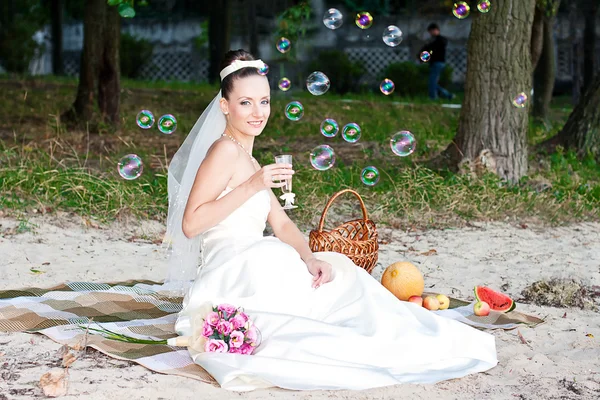 De bruid en de zeepbellen — Stockfoto