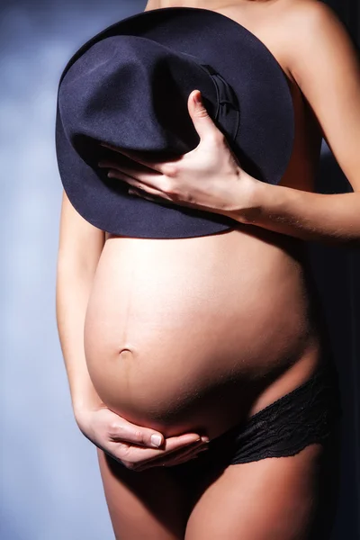 Femme enceinte touchant son ventre — Photo