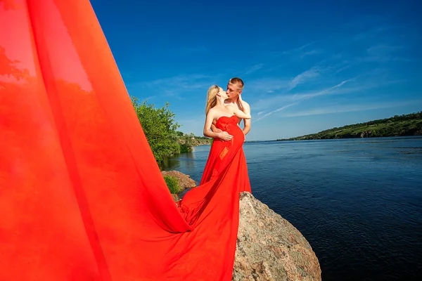 Beautiful pregnant woman and her husband — Stock Photo, Image