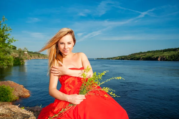 Bella donna incinta in rosso all'aperto — Foto Stock