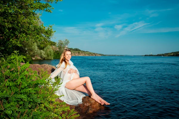 Krásná těhotná žena venku — Stock fotografie