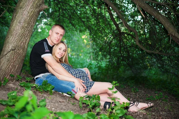 Beautiful pregnant woman and her husband — Stock Photo, Image