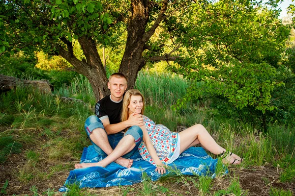 Schöne schwangere Frau und ihr Mann — Stockfoto