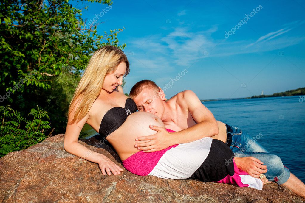 Беременная баба трахается с деревянным мужем