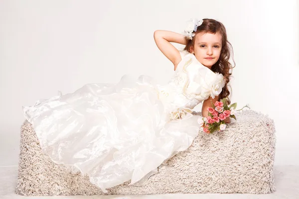 Víctima de la moda pequeña princesa niña retrato — Foto de Stock