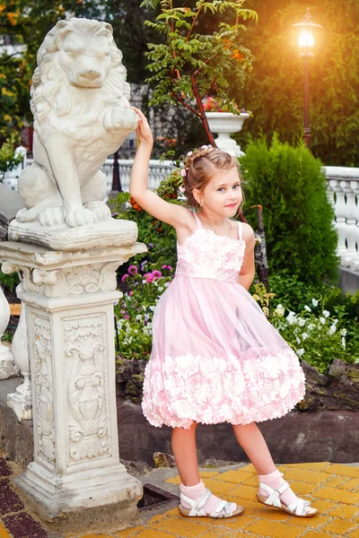 Moda vítima pequena princesa menina retrato — Fotografia de Stock