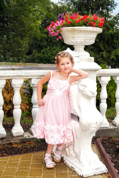 Moda kurbanı küçük Prenses kız portre — Stok fotoğraf
