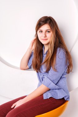 Uzun düz saçlı güzel kadın