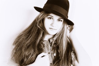 Uzun düz saçlı güzel kadın