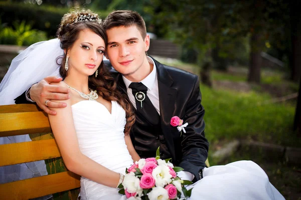 Güzel genç Düğün çifti — Stok fotoğraf