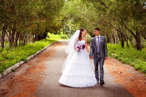 Glückliches Hochzeitspaar teilt einen intimen Moment — Stockfoto