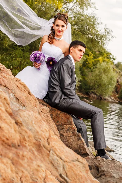 Schönes junges Hochzeitspaar — Stockfoto