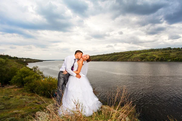 Hermosa pareja de boda joven — Foto de Stock