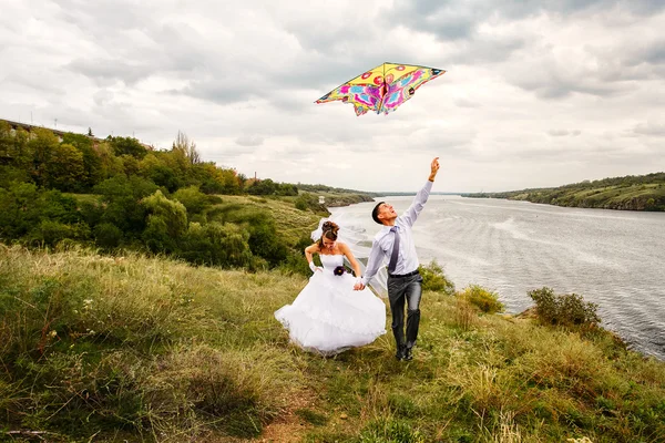 Jolie jeune couple de mariage — Photo