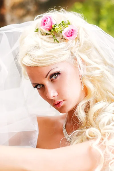 Porträtt av en ung brud med vackra bröllop frisyr — Stockfoto