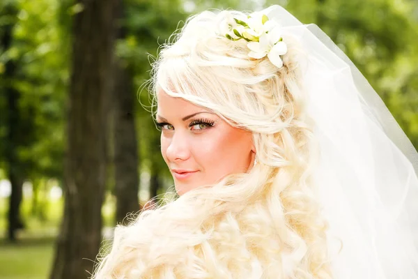Portréja egy fiatal menyasszony gyönyörű esküvői frizura — Stock Fotó