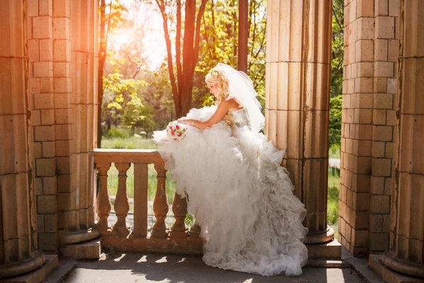 Retrato de una novia joven con hermoso peinado de boda — Foto de Stock