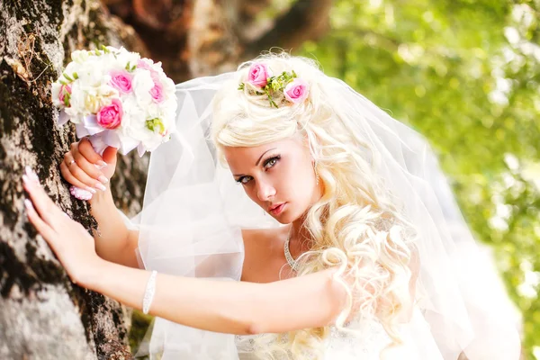 Porträtt av en ung brud med vackra bröllop frisyr — Stockfoto