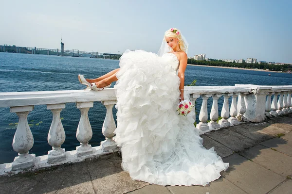 Portrait of an young bride with beautiful wedding hairstyle — Stock Photo, Image