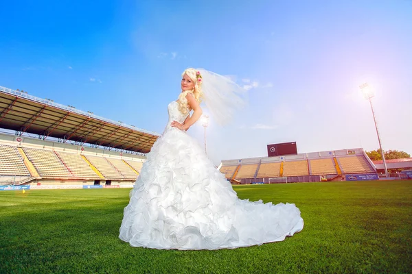 Bela noiva no campo de futebol — Fotografia de Stock
