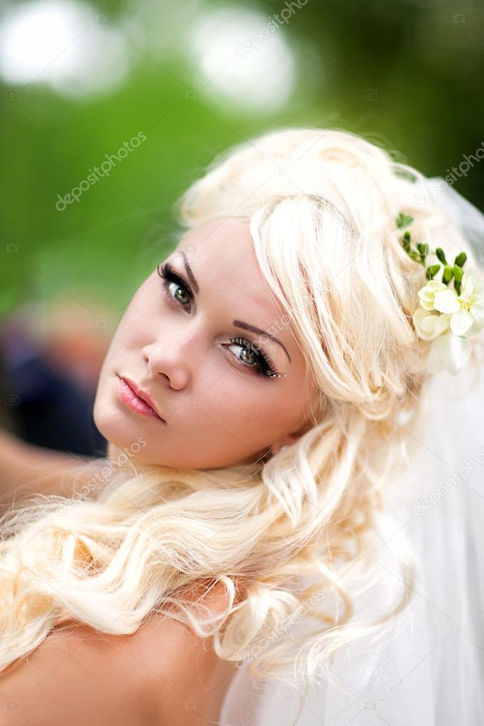 Portrait of an young bride with beautiful wedding hairstyle