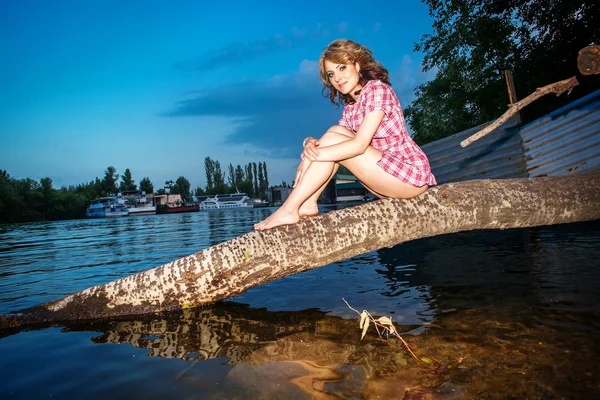 Beautiful young girl — Stock Photo, Image