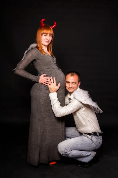 Mutlu genç hamile kadının kocası ile — Stok fotoğraf