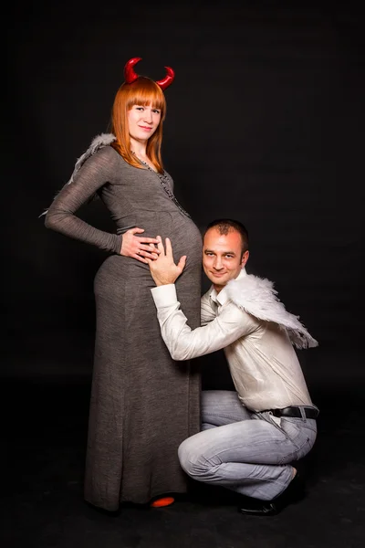 Jovem grávida feliz com seu marido — Fotografia de Stock