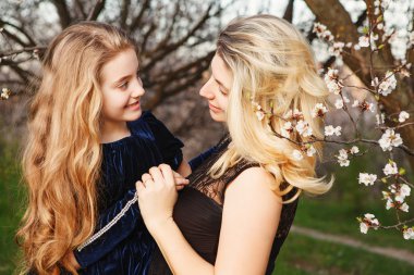 gülümseyen ve güzel anne ve küçük kızı