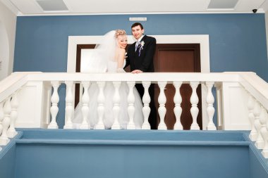 Gelin ve damat bir parkta