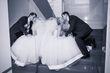 Gelin ve damat bir parkta