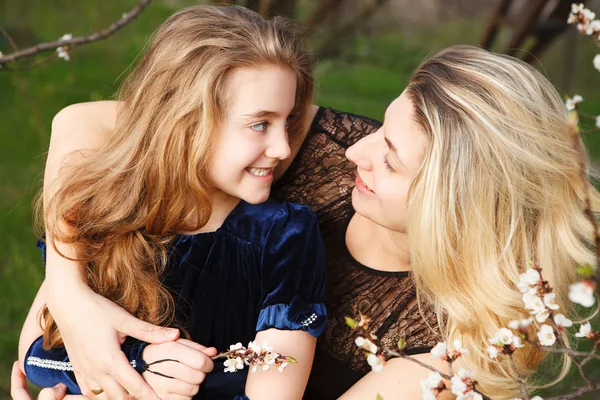 Moeder met dochter in het park — Stockfoto