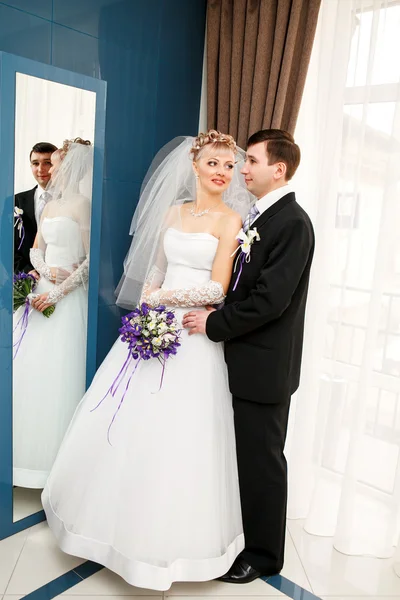 Bride and groom in a park — Stock Photo, Image