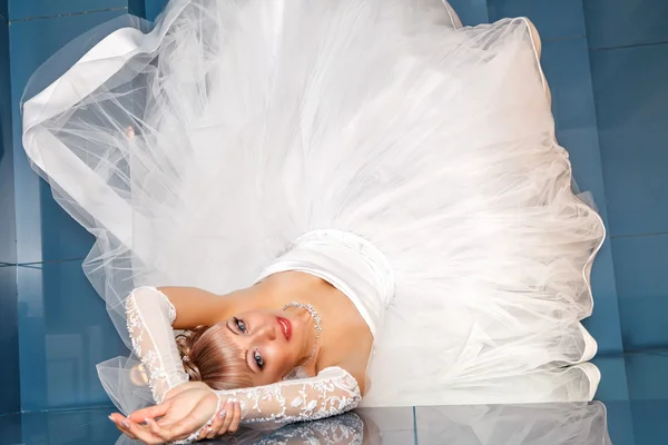Gyönyörű menyasszony elegáns fehér menyasszonyi ruha, kézzel a fej — Stock Fotó