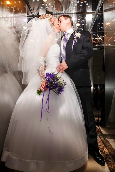 Bride and groom in a park — Stock Photo, Image