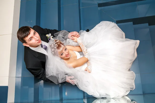 Bride and groom in a park — Stock Photo, Image