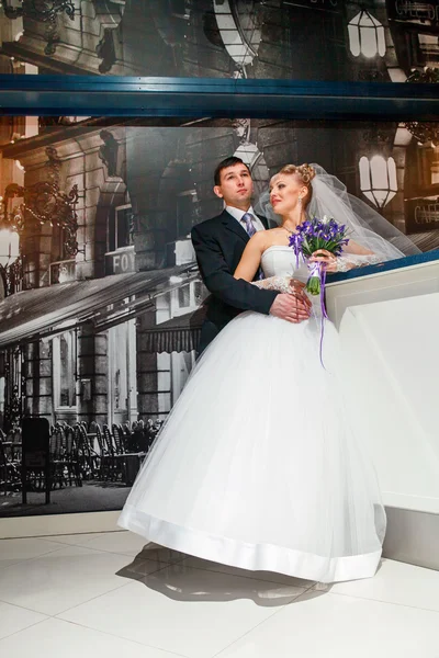 Bride and groom in a park — Stock Photo, Image