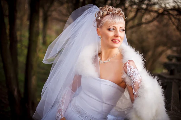 Hermosa novia con elegante vestido de novia blanco con la mano a la cabeza —  Fotos de Stock