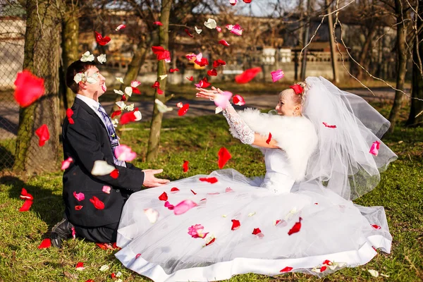 Szczęśliwa panna młoda i pan młody na ich ślubie — Zdjęcie stockowe