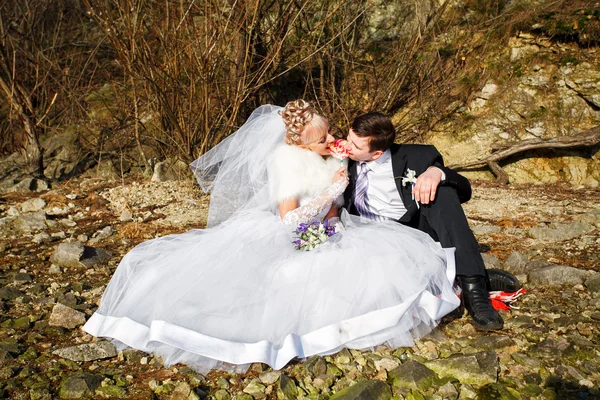 Glückliche Braut und Bräutigam zur Hochzeit — Stockfoto