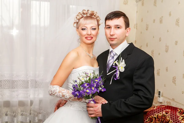 Glückliche Braut und Bräutigam zur Hochzeit — Stockfoto