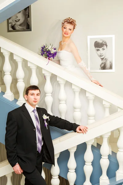 Feliz novia y novio en su boda — Foto de Stock