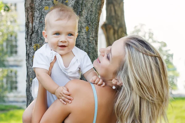 Gelukkig moeder met schattige baby — Stockfoto