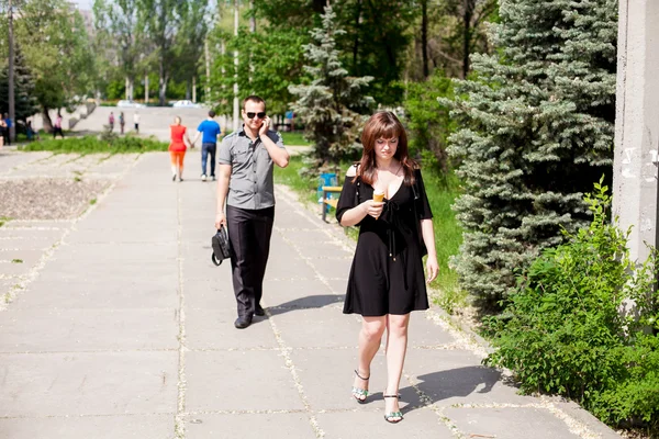 Jeune couple amoureux en plein air — Photo