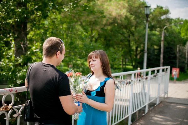 Jeune couple amoureux en plein air — Photo