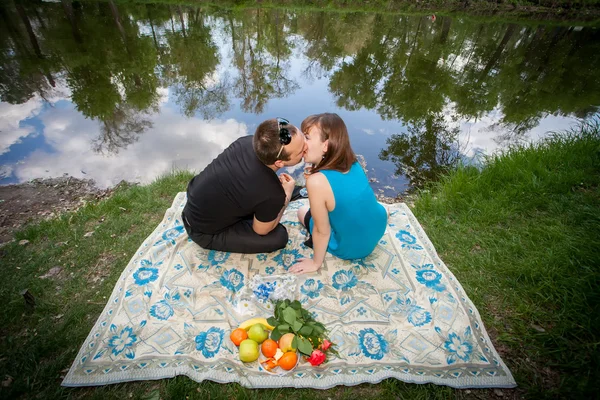 Junges verliebtes Paar im Freien — Stockfoto