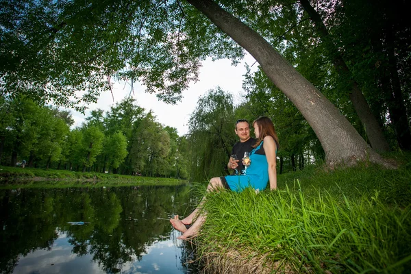 Jeune couple amoureux en plein air — Photo