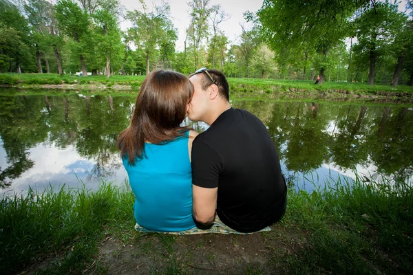 Jovem casal apaixonado ao ar livre — Fotografia de Stock