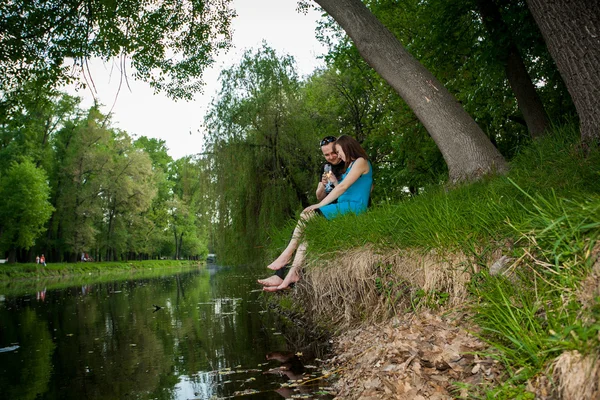 Jong paar in liefde outdoor — Stockfoto