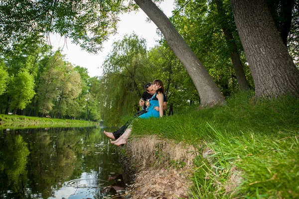 Jong paar in liefde outdoor — Stockfoto